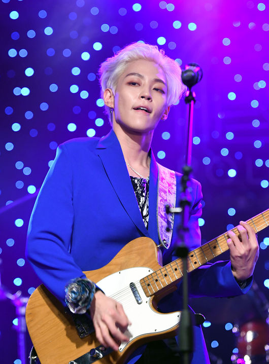 16일 오후 서울 홍대 브이홀에서 밴드 더 로즈 첫 미니앨범 Void 발매기념 쇼케이스가 열렸다.더 로즈 우성이 쇼케이스 무대를 갖고 있다./sunday@osen.co.kr