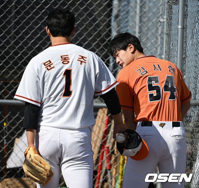 한화 문동주가 불펜 피칭을 마치고 이동하며 김서현과 이야기를 나누고 있다. 2023.02.24 /jpnews@osen.co.kr