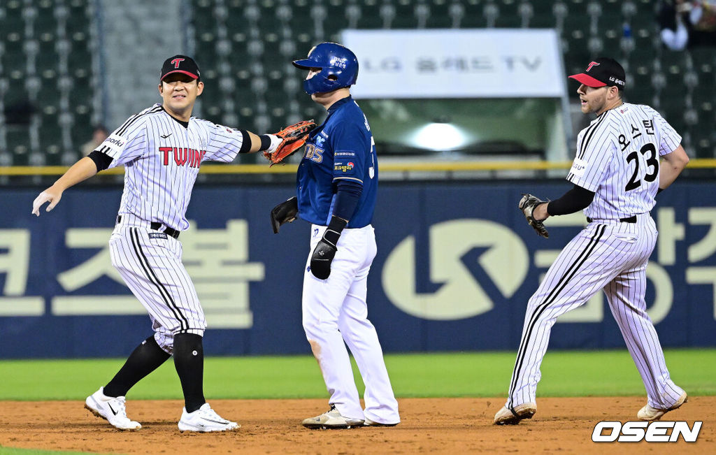 18일 오후 서울 잠실야구장에서 ‘2023 신한은행 SOL KBO리그’ LG 트윈스와 NC 다이노스의 경기가 열렸다.5회초 2사 1, 3루 상황 NC 손아섭 타석 때 견제에 걸린 1루 주자 박건우가 LG 유격수 김민성에게 태그아웃 되고 있다. 이 사이 3루 주자 도태훈이 홈을 밟으며 동점. 2023.04.18 / dreamer@osen.co.kr