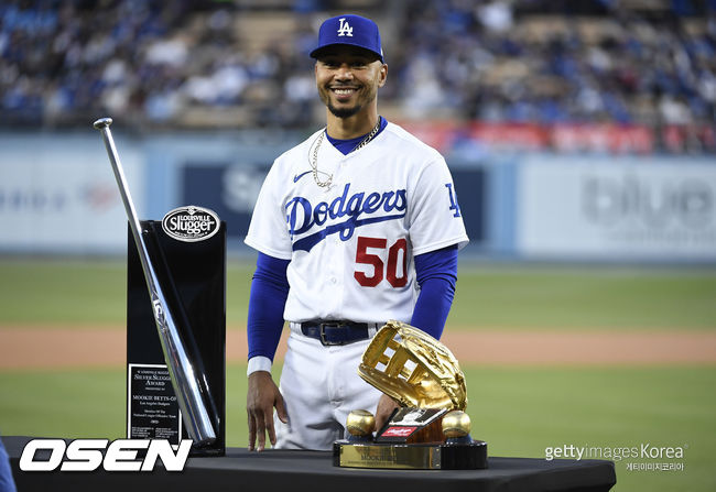 [사진] 무키 베츠가 2022년 수상한 실버슬러거와 골드글러브 트로피. ⓒGettyimages(무단전재 및 재배포 금지)