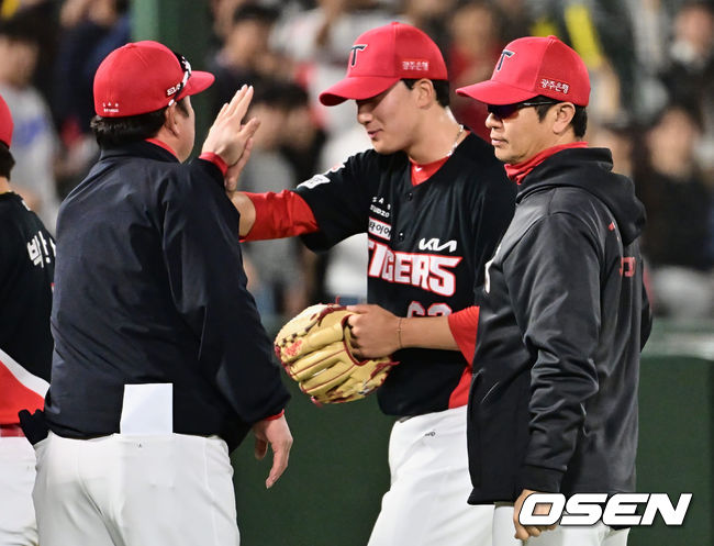 KIA 타이거즈 김종국 감독이 롯데 자이언츠에 6-0으로 완승하고 선수들과 기쁨을 나누고 있다. 2023.04.19 / foto0307@osen.co.kr