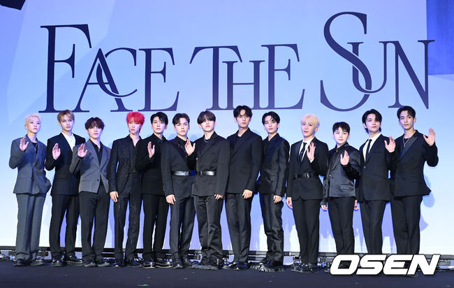 27일 서울 영등포구 콘래드 서울 그랜드볼룸에서 세븐틴 규 4집 '페이스 더 선(Face the Sun)' 발매 기념 글로벌 기자간담회가 열렸다.그룹 세븐틴이 포토타임을 가지고 있다. 2022.05.27 /sunday@osen.co.kr