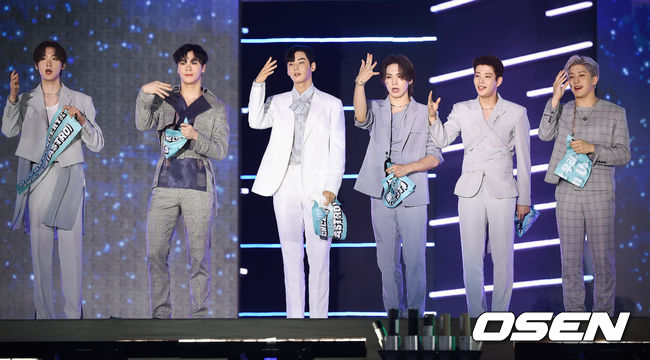 26일 오후 서울 상암동 서울월드컵경기장에서 2021 드림콘서트가 진행됐다.슈퍼주니어의 이특, 아스트로 차은우, 위키미키 김도연이 진행을 맡은 가운데 AB6IX, A.C.E, aespa, CIX, ITZY, NCT DREAM, 골든차일드, 김재환, 드림캐쳐, 라붐, 모모랜드, 브레이브걸스, 아스트로, 오마이걸, 온앤오프, 위아이, 위키미키, 포르테 디 콰트로, 하성운 등이 출연한다.콘서트 종료 후 아스트로가 마지막 인사를 하고 있다. 21.06.26 / soul1014@osen.co.kr