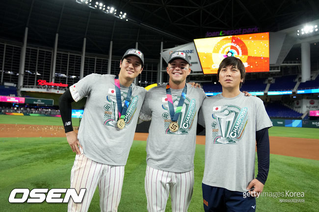 [사진] WBC 일본 대표팀의 오타니 쇼헤이(왼쪽)와 라스 눗바(가운데). ⓒGettyimages(무단전재 및 재배포 금지)