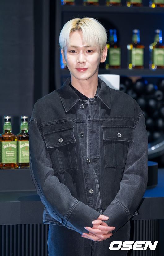 24일 오전 서울 더 현대 서울에서 위스키 브랜드의 신제품 출시 팝업스토어 오픈 행사가 열렸다.<br /><br />그룹 샤이니 키가 포즈를 취하고 있다. 2023.02.24 /sunday@osen.co.kr