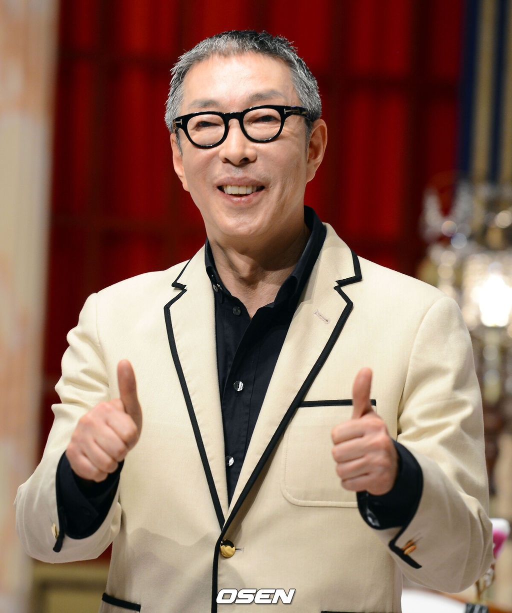 18일 오후 서울 강서구 가양동 CU미디어에서 진행된 채널A '서세원 남희석의 여러가지 연구소' 기자간담회에서 서세원이 포토타임을 갖고 있다.7월 초 첫 방송되는 <서세원 남희석의 여러 가지 연구소>는 서세원, 남희석 두 MC가 다양한 인생의 문제를 놓고 색다른 질문으로 명쾌한 해답을 제시하는 생존 토크쇼이다. 기존의집단 토크쇼와 달리 연예인 게스트가 아닌 실제 존재하는 다양한 연구소의 소장 10인이 패널로 출연해 살아있는 토크 한 판을 벌인다. /ouxou@osen.co.kr