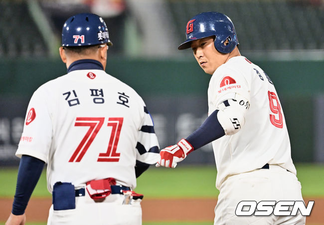 롯데 자이언츠 정훈이 8회말 안타를 치고 하이파이브를 하고 있다. 2023.04.19 / foto0307@osen.co.kr