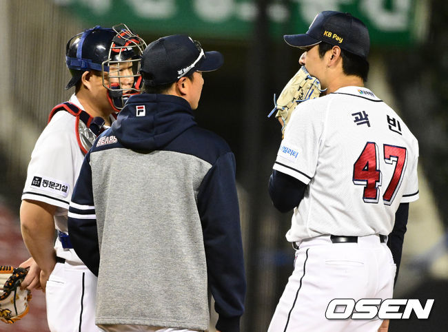 5회초 2사 1루 두산 선발 곽빈이 김민혁에 이어 강백호까지 두타자 연속 볼넷을 내주자 포수 양의지와 코칭스태프가 마운드에 올라 다독이고 있다. 2023.04.21 /cej@osen.co.kr