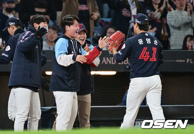 롯데 자이언츠 윤명준이 6회말 1사 만루 NC 다이노스 박민우를 병살 처리하고 동료들의 축하를 받고 있다. 2023.04.22 / foto0307@osen.co.kr