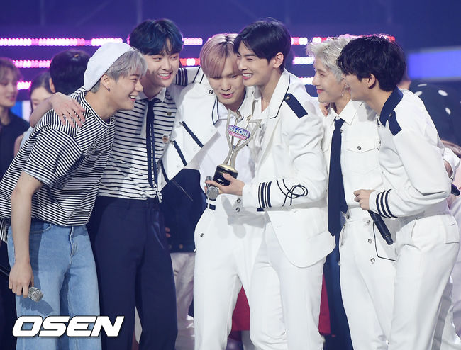 쇼 챔피언 1위를 차지한 아스트로 멤버들이 기뻐하고 있다./ rumi@osen.co.kr