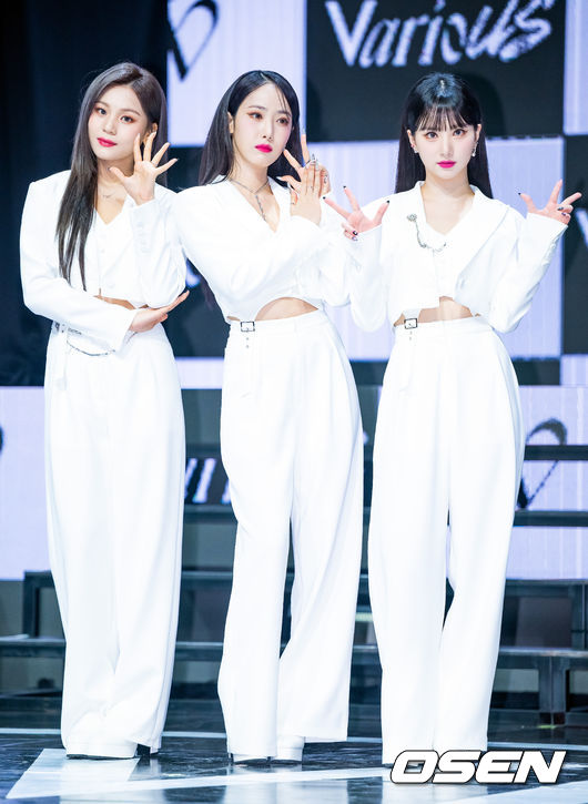 31일 오후 서울시 광진구 광장동 예스24 라이브홀에서 VIVIZ(비비지) 미니 3집 ‘VarioUS’ 발매 기념 쇼케이스가 진행됐다.<br /><br />비비지 멤버들이 무대 위에서 포즈를 취하고 있다. 2023.01.31 / rumi@osen.co.kr