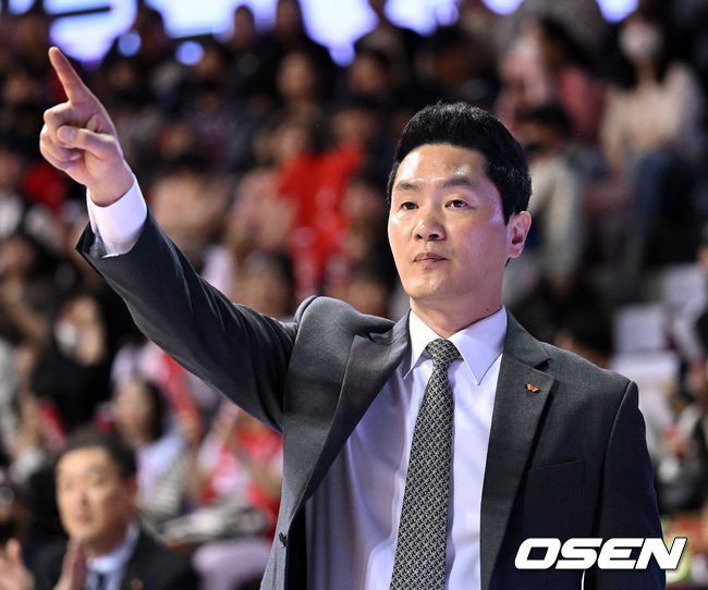 25일 오후 안양실내체육관에서 2022~2023 SKT 에이닷 프로농구 챔피언결정전 1차전 안양 KGC인삼공사와 서울 SK의 경기가 열렸다.4쿼터 SK 전희철 감독이 작전을 지시하고 있다. 2023.04.25 /sunday@osen.co.kr