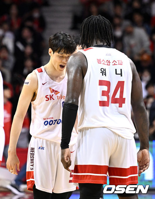 25일 오후 안양실내체육관에서 2022~2023 SKT 에이닷 프로농구 챔피언결정전 1차전 안양 KGC인삼공사와 서울 SK의 경기가 열렸다.4쿼터 작전타임 때 SK 김선형과 워니가 환호하고 있다. 2023.04.25 /sunday@osen.co.kr