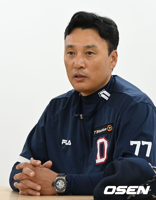 25일 오후 대구 삼성라이온즈파크에서 열릴 예정이었던 ’2023 신한은행 SOL KBO리그’ 삼성 라이온즈와 두산 베어스의 경기가 우천으로 취소됐다. 두산 이승엽 감독이 취재진의 질문에 대답하고 있다. 2023.04.25 /ksl0919@osen.co.kr