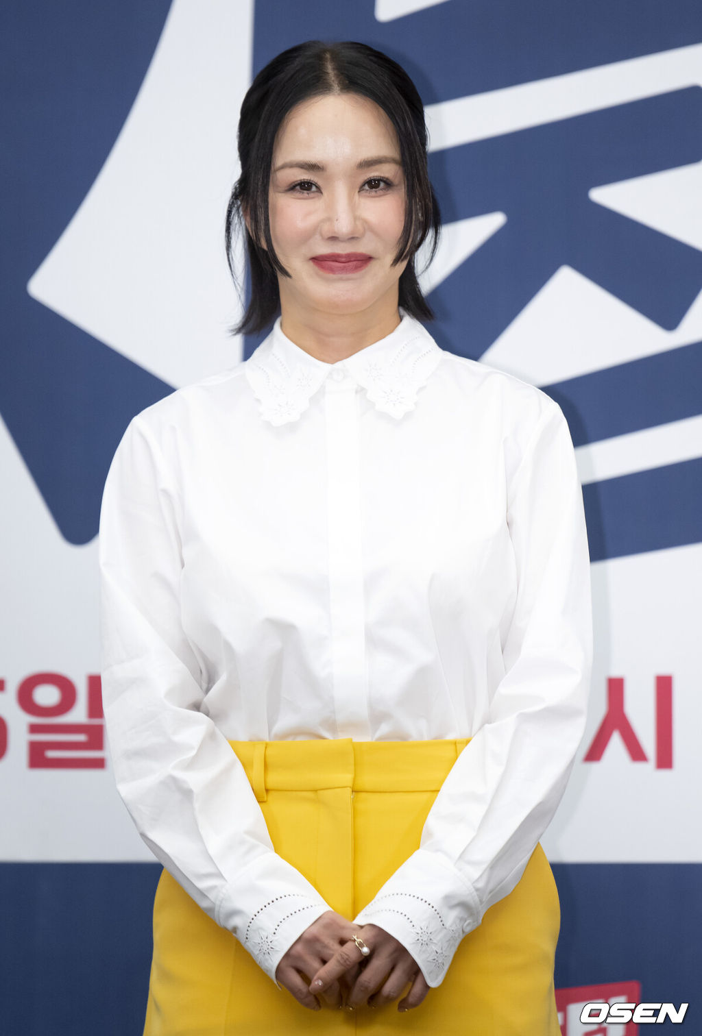 13일 오후 서울 강남구 조선 팰리스 호텔에서 JTBC 새 금토드라마 ‘닥터 차정숙’ 제작발표회가 열렸다. 배우 엄정화가 취재진을 향해 포즈를 취하고 있다. 2023.04.13 /ksl0919@osen.co.kr 