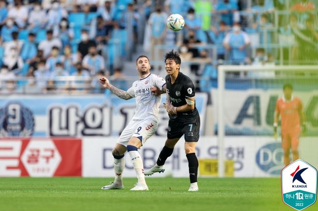 [사진] 수원FC 라스와 대구FC 김진혁 / 한국프로축구연맹 제공.