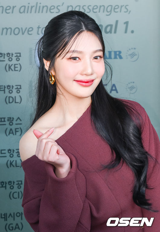 레드벨벳 조이가 출국장으로 향하고 있다. 2023.02.22 / soul1014@osen.co.kr