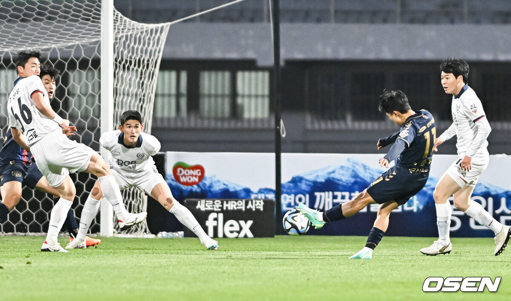 26일 오후 수원종합운동장에서 하나원큐 K리그1 2023 수원FC와 대구FC의 경기가 진행됐다.현재 수원FC는 승점 11점(3승 2무 3패)으로 6위, 대구는 승점 9점(2승 3무 3패)으로 8위에 올라 있다.전반 수원FC 이승우가 슛을 시도하고 있다.    2023.04.26 / soul1014@osen.co.kr