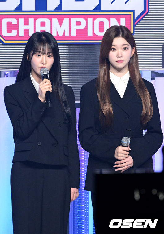 26일 오후 경기도 고양시 MBC드림센터에서 MBC M '쇼챔피언' 생방송이 진행됐다.MC 나나와 츠키가 진행을 하고 있다. 2023.04.26 /sunday@osen.co.kr