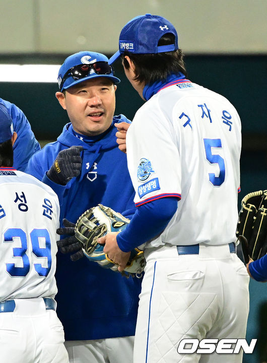 삼성이 4연패의 늪에서 벗어났다. 삼성은 26일 대구삼성라이온즈파크에서 열린 두산과의 홈경기에서 선발 뷰캐넌의 호투와 구자욱의 홈런을 앞세워 1-0으로 승리했다. 지난 20일 고척 키움전 이후 4연패 탈출. 두산은 연승 행진을 '3'에서 마감했다. 승리가 확정된 순간 삼성 박진만 감독과 구자욱이 기쁨을 나누고 있다. 2023.04.26 /ksl0919@osen.co.kr