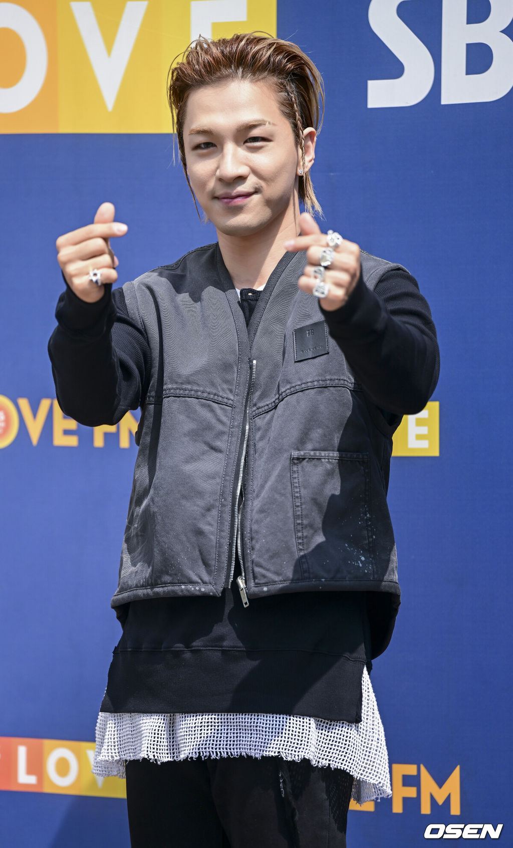 27일 오후 서울 목동 SBS에서 라디오 ‘두시탈출 컬투쇼’가 진행됐다.가수 태양이 게스트로 나서 출근하며 포즈를 취하고 있다. 2023.04.27 / dreamer@osen.co.kr
