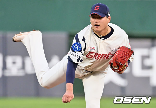 롯데 자이언츠 선발 투수 나균안이 역투하고 있다. 2023.04.27 / foto0307@osen.co.kr