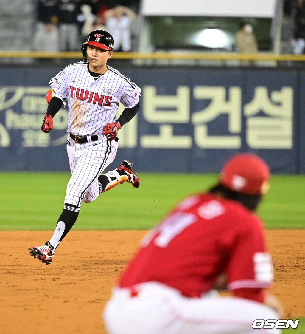 27일 오후 서울 잠실야구장에서 ‘2023 신한은행 SOL KBO리그’ LG 트윈스와 SSG 랜더스의 경기가 열렸다.4회말 2사 1루에서 LG 박해민이 역전 투런포를 날리고 그라운드를 돌고 기뻐하고 있다. 2023.04.27 /jpnews@osen.co.kr