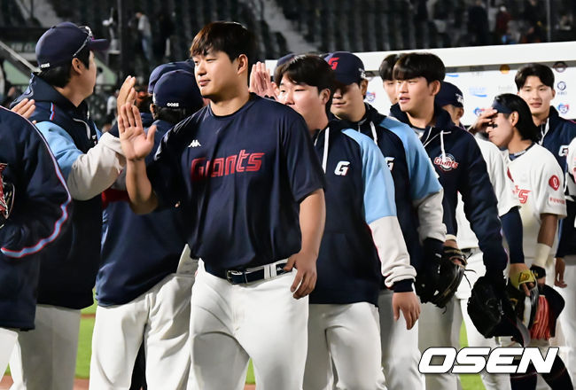 롯데 자이언츠 나균안과 선수들이 한화 이글스에 3-0으로 승리, 6연승을 기록하고 기쁨을 나누고 있다. 2023.04.27 / foto0307@osen.co.kr