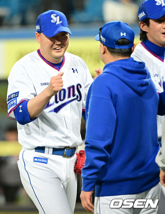 삼성이 주장 오재일의 그랜드슬램으로 짜릿한 역전 드라마를 연출하며 2연승을 달렸다. 삼성은 27일 대구삼성라이온즈파크에서 열린 두산과의 홈경기에서 7-6으로 이겼다. 키움에서 이적한 김태훈은 첫날부터 세이브를 추가했다. 경기 종료 후 삼성 김태훈, 박진만 감독이 하이파이브를 하고 있다. 2023.04.27 /ksl0919@osen.co.kr