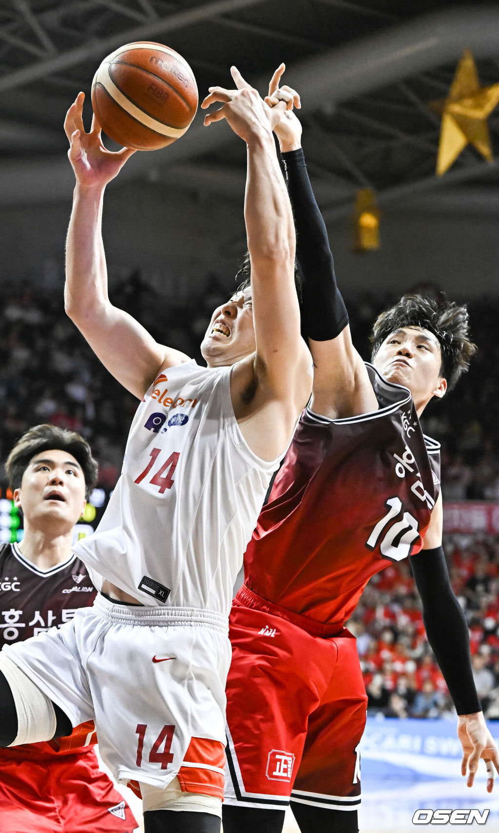 27일 오후 안양시 안양실내체육관에서 2022~2023 SKT 에이닷 프로농구 챔피언 결정전 3차전 안양 KGC와 서울 SK의 경기가 진행됐다. 3쿼터 SK 최부경과 KGC 문성곤이 리바운드를 다투고 있다 2023.04.27 / soul1014@osen.co.kr