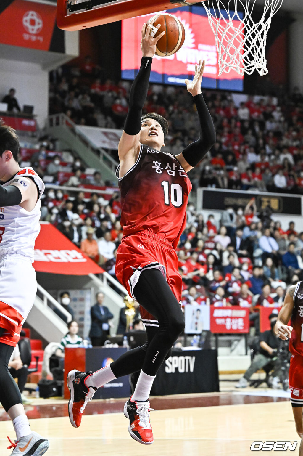 27일 오후 안양시 안양실내체육관에서 2022~2023 SKT 에이닷 프로농구 챔피언 결정전 3차전 안양 KGC와 서울 SK의 경기가 진행됐다. 3쿼터 KGC 문성곤이 슛을 성공시키고 있다 2023.04.27 / soul1014@osen.co.kr