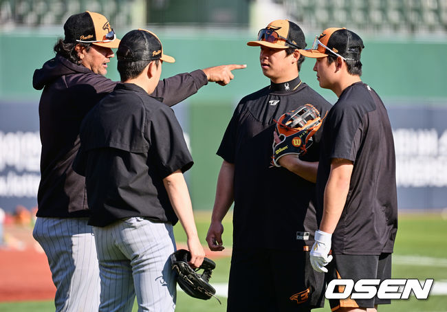 한화 수베로 감독이 노시환, 정은원과 얘기를 하고 있다. 2023.04.26 / foto0307@osen.co.kr