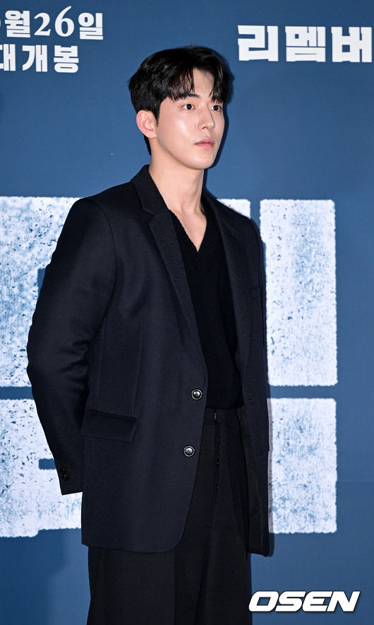 12일 오후 서울 용산 CGV에서 영화 ‘리멤버’ (감독 이일형) 언론시사회가 열렸다.<br /><br />가족을 모두 죽게 만든 친일파를 찾아 60년간 계획한 복수를 감행하는 알츠하이머 환자 필주(이성민 분)와 의도치 않게 그의 복수에 휘말리게 된 20대 절친 인규(남주혁 분)의 이야기를 그린 영화 '리멤버'는 오는 26일 개봉된다.<br /><br />배우 남주혁이 포토타임을 하고 있다. 2022.10.12 / dreamer@osen.co.kr
