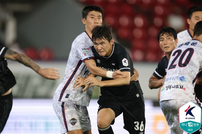 [사진] 김지수(검은색 유니폼) / 한국프로축구연맹.