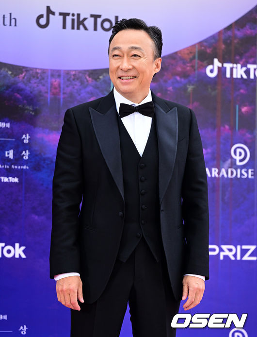 배우 이성민이 레드카펫을 밟고 있다. 2023.04.28 /jpnews@osen.co.kr