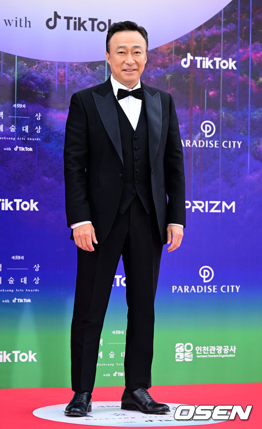 배우 이성민이 레드카펫을 밟고 있다. 2023.04.28 /jpnews@osen.co.kr