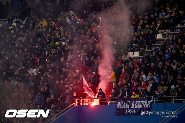 [사진] 관중석에서 조명탄을 터트리는 나폴리 팬들 ⓒGettyimages(무단전재 및 재배포 금지)