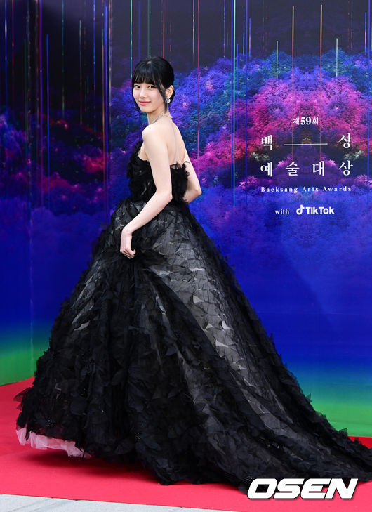 배우 수지가 레드카펫을 밟고 있다. 2023.04.28 /jpnews@osen.co.kr
