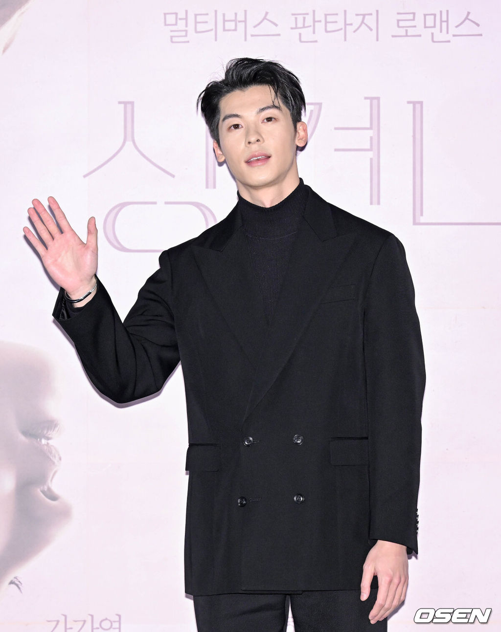 서울 용산구 CGV용산아이파크몰에서 영화 ‘상견니(감독 황천인)’ 기자간담회가 열렸다.영화 '상견니'는 2009년, 리쯔웨이(허광한 분)와 황위쉬안(가가연 분)이 우연히 만나 묘하게 가슴 설레는 기시감을 느끼면서 시작되는 멀티버스 판타지 로맨스. 배우 허광한이 포즈를 취하고 있다. 2023.01.26 /cej@osen.co.kr