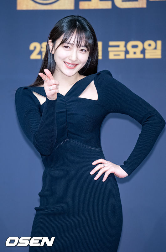 배우 표예진이 무대 위에서 포토타임을 갖고 있다.  2023.02.17 / rumi@osen.co.kr