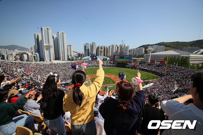 30일 부산 사직구장에서 2023 신한은행 SOL KBO리그 롯데 자이언츠와 키움 히어로즈의 경기가 열렸다. 올시즌 첫 만원을 기록한 사직야구장에서 팬들이 응원을 하고 있다. 2023.04.30 / foto0307@osen.co.kr