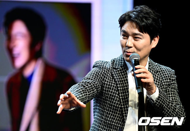 가수 임창정이 8일 오후 서울 청담동 일지아트홀에서 세번째 미니앨범 ‘멍청이’ 발매 쇼케이스를 가졌다.임창정이 무대를 마친 뒤 취재진과 질의응답 시간을 갖고 있다. 2023.02.08 / dreamer@osen.co.kr