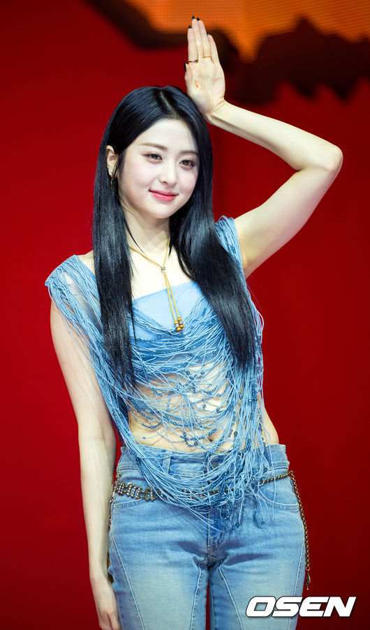 르세라핌 허윤진이 무대 위에서 포즈를 취하고 있다. 2023.05.01 / rumi@osen.co.kr