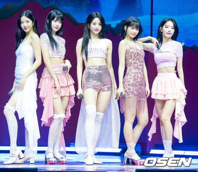 르세라핌이 화려한 무대를 선보이고 있다. 2023.05.01 / rumi@osen.co.kr