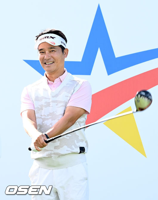 26일 경기도 안산시 아일랜드 컨트리클럽(파72)에서 한국여자프로골프(KLPGA) 투어 엘크루-TV조선 프로 셀러브리티(총상금 6억원)가 열렸다.가수 겸 배우 임창정이 1번홀에서 티샷을 준비하고 있다. 2021.09.26 /sunday@osen.co.kr