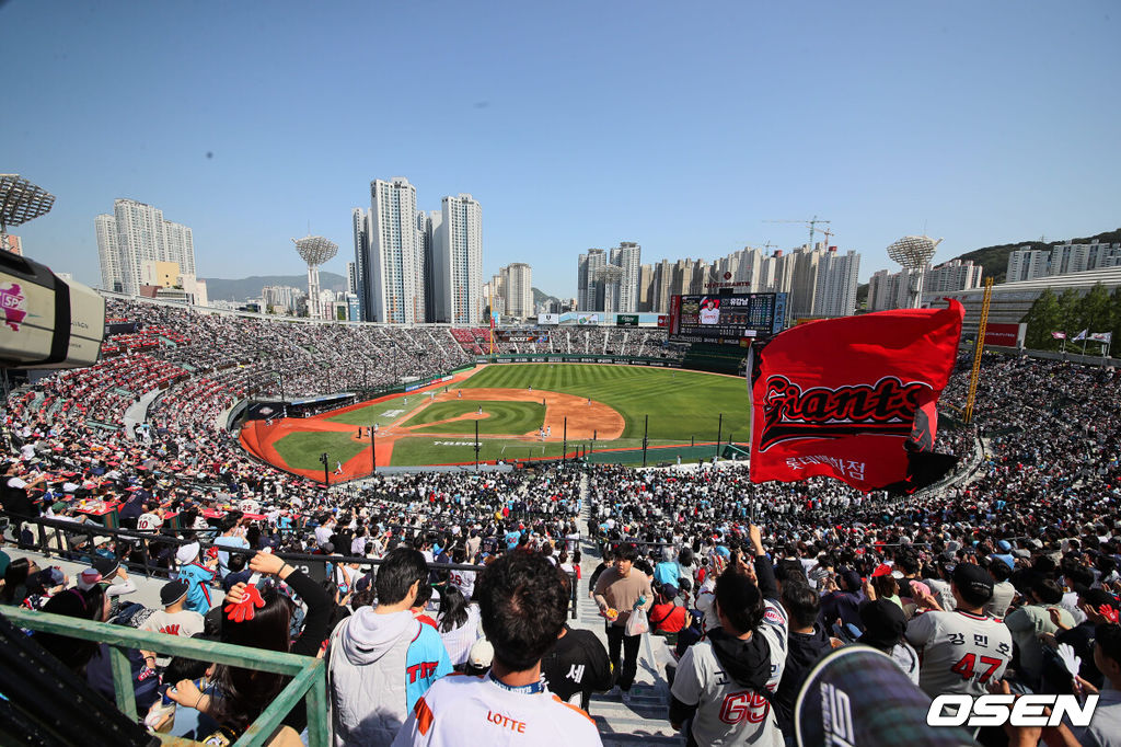 30일 부산 사직구장에서 2023 신한은행 SOL KBO리그 롯데 자이언츠와 키움 히어로즈의 경기가 열렸다. 올시즌 첫 만원을 기록한 사직야구장에서 팬들이 응원을 하고 있다. 2023.04.30 / foto0307@osen.co.kr