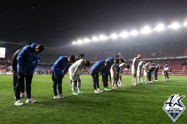 [사진] 고개 숙인 수원삼성 선수들 / 한국프로축구연맹.