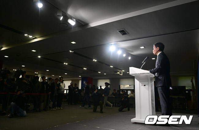 31일 오후 서울 종로구 대한축구협회 축구회관에서 징계 사면권 재심의 임시 이사회가 열렸다. 지난 28일 대한축구협회(KFA)에서 발표한 징계 중인 축구 100인에 대한 ‘기습 사면 조치’에 대해 거센 비난이 쏟아지면서 재심의를 결정했다.정몽규 대한축구협회 회장이 입장문을 발표하고 있다. 2023.03.31 /ksl0919@osen.co.kr 