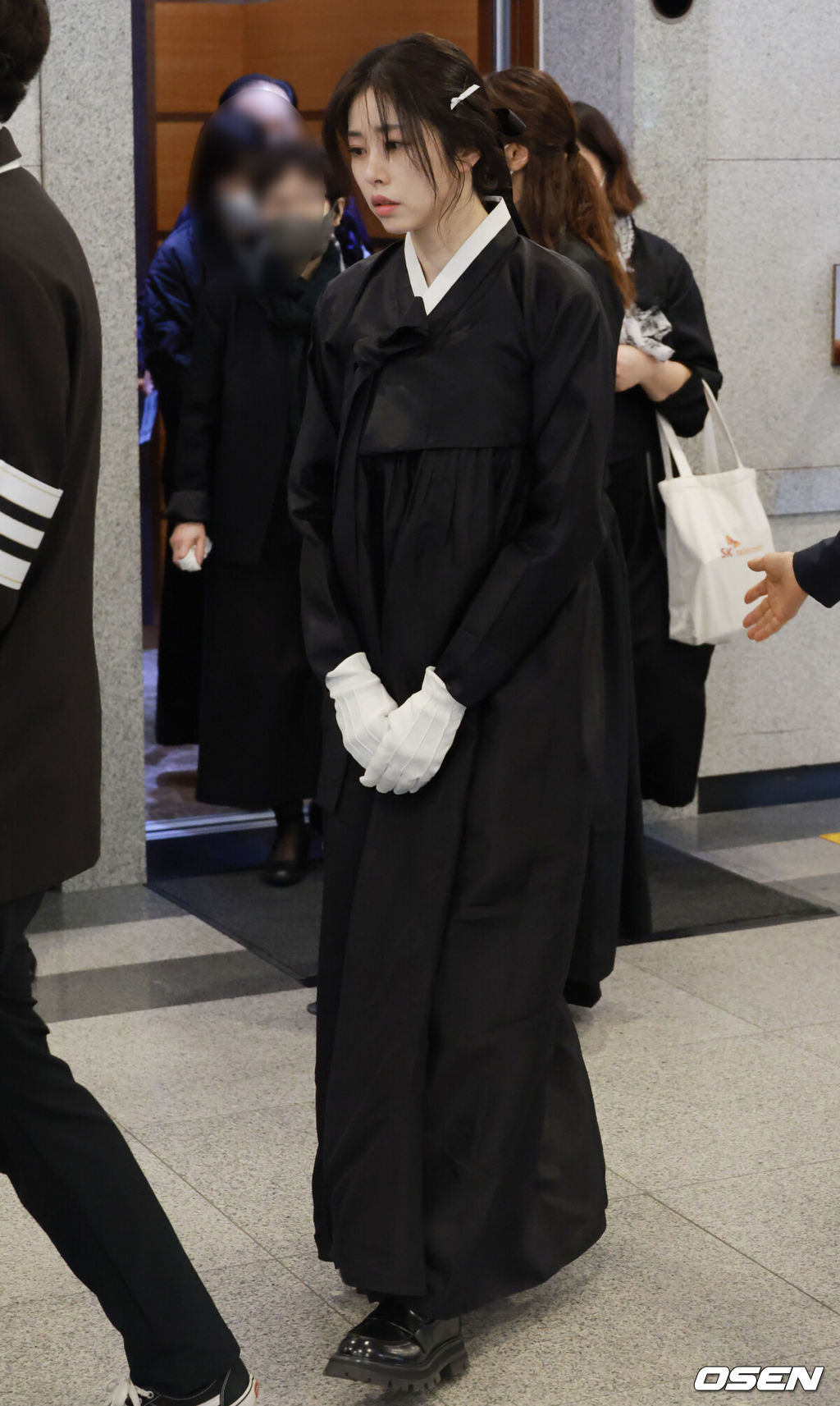 2일 오전 서울 아산병원 장례식장에서 고 서세원의 발인이 엄수됐다.영결식은 한국방송코미디언협회장으로 치러졌다. 영결식 사회는 코미디언 김학래가, 약력 보고는 이용근 사무총장이 그리고 추모사는 엄영수(엄용수) 협회장이 했다. 추도사는 박문영 문영그룹 회장이 맡았으며 가족 대표 인사는 서세원의 고종사촌이 했다.고인은 지난달 20일 오후 캄보디아 프놈펜의 한인 병원에서 링거를 맞던 중 심정지로 사망했다. 향년 67세. 고인은 평소 지병으로 당뇨를 앓아왔던 것으로 전해졌다. 유가족은 정확한 사인 규명을 위해 고인의 시신을 한국으로 옮겨 부검하는 것을 고려했으나 현지 사정으로 인해 캄보디아에서 화장 후 한국에서 장례를 치르는 것으로 결정했다. 방송인 서동주가 서세원의 영결식장으로 발걸음을 옮기고 있다. 2023.05.02 /cej@osen.co.kr