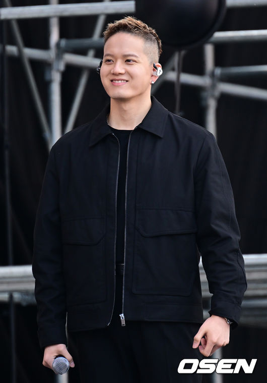 23일 오후 서울 잠실 종합운동장 주경기장에서 ‘2023 러브썸 페스티벌 - 불편한 편의점’ 행사가 열렸다. <br /><br />비투비 프니엘이 멋진 공연을 펼치고 있다. 2023.04.23 /ksl0919@osen.co.kr